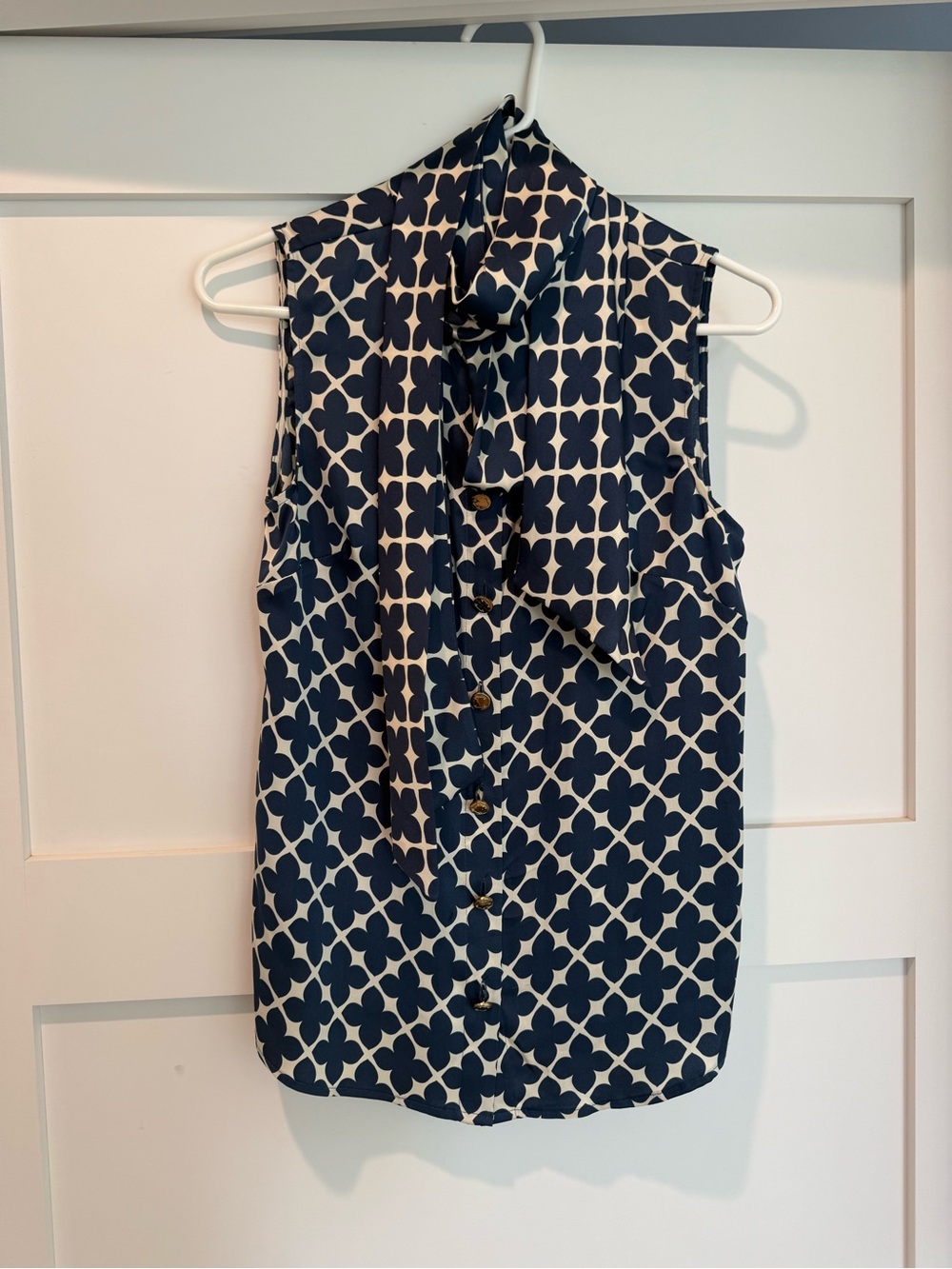 Elizabeth McKay Sleeveless Navy & White Patterned Tie-Nack Blouse